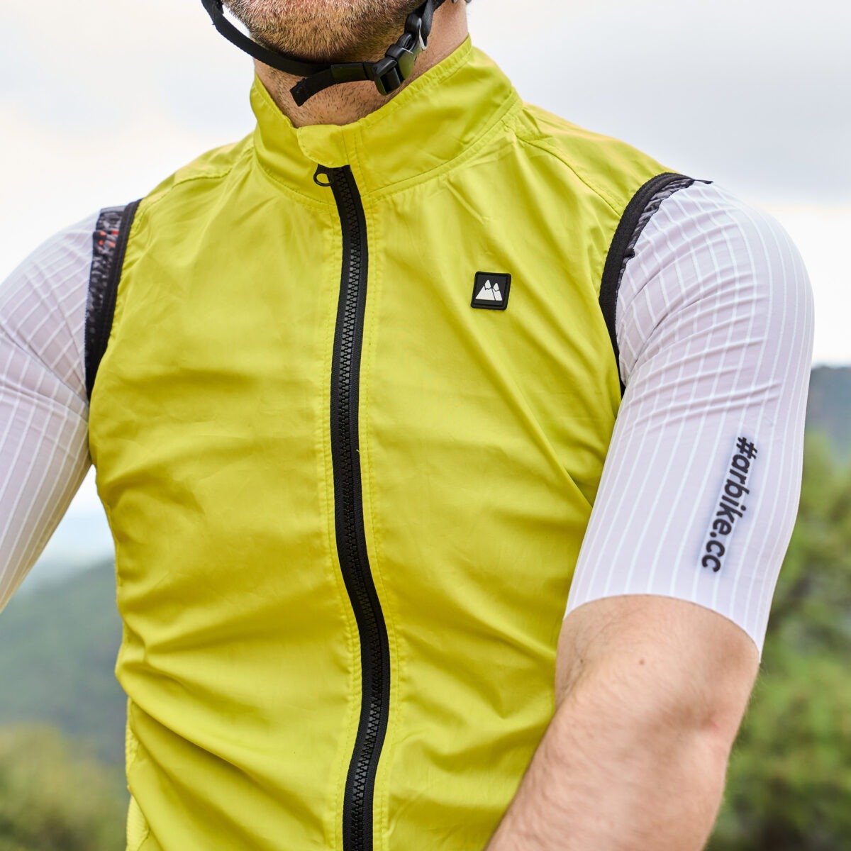 detalle del tejido cortaviento del chaleco de ciclismo Arbike AeroLite