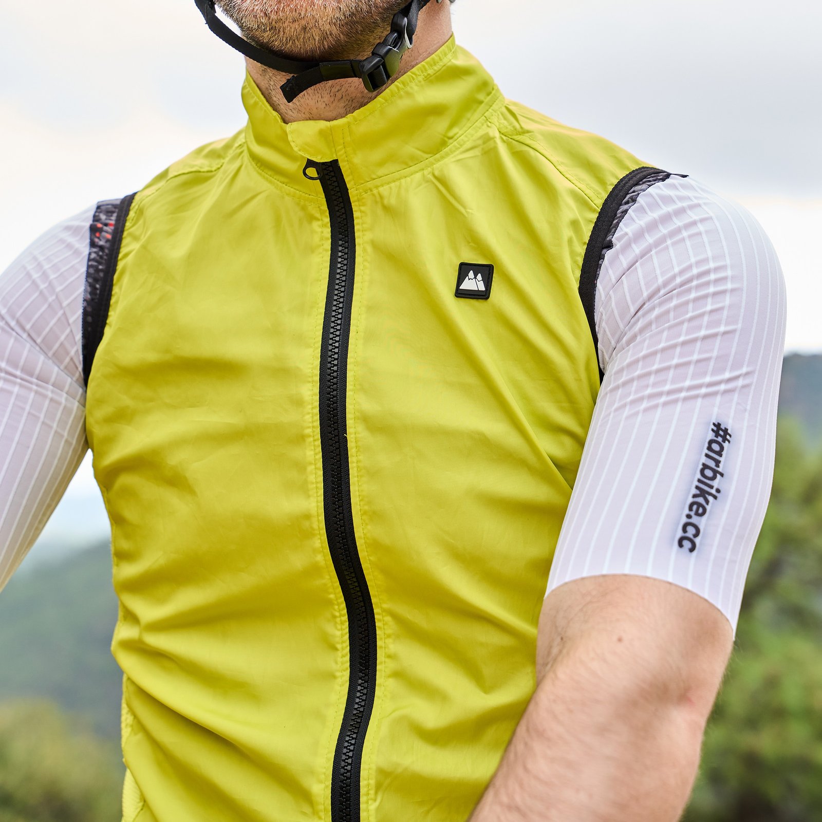 detalle del tejido cortaviento del chaleco de ciclismo Arbike AeroLite