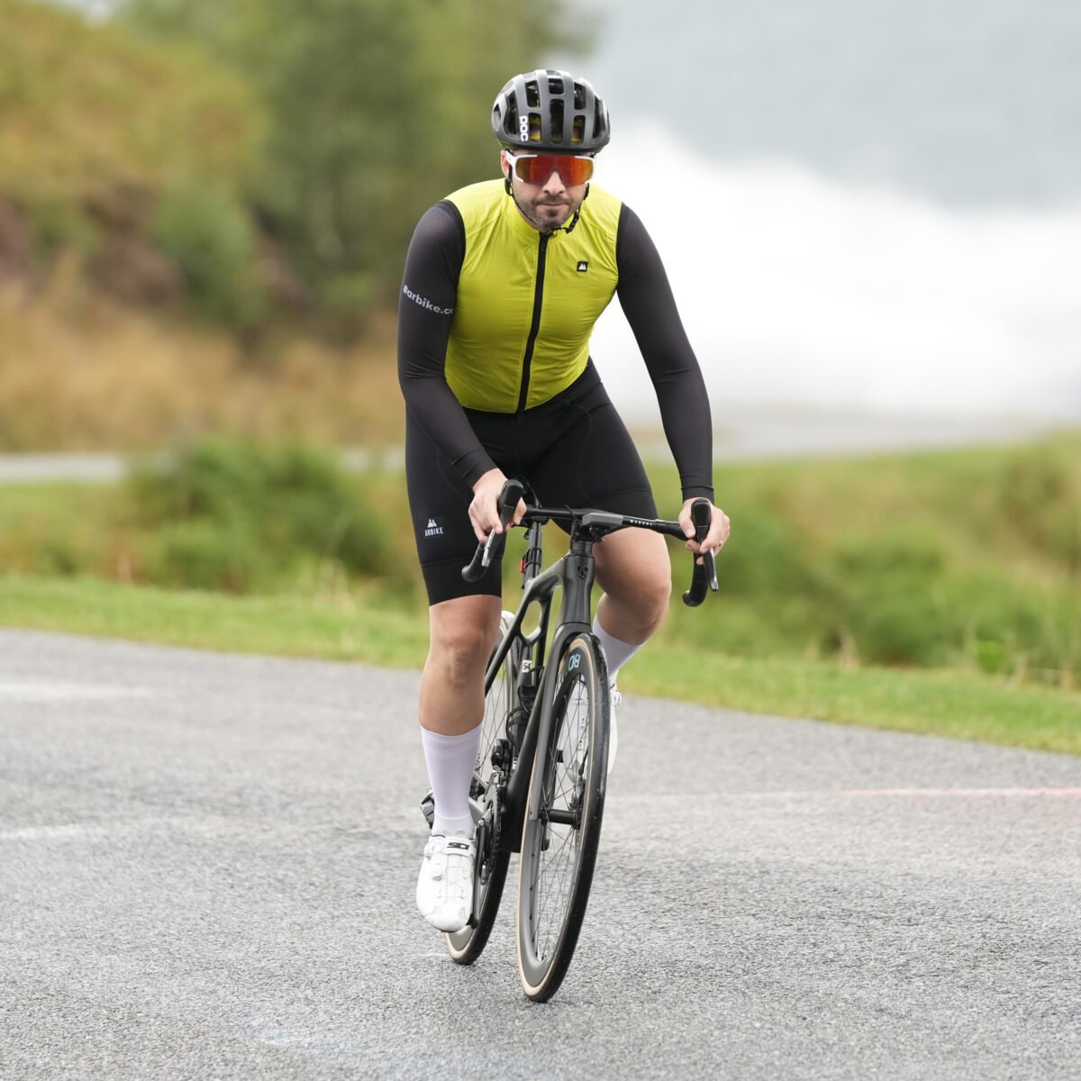 ciclista con chaleco cortaviento de ciclismo Arbike AeroLite – prenda ligera para entretiempo y descensos