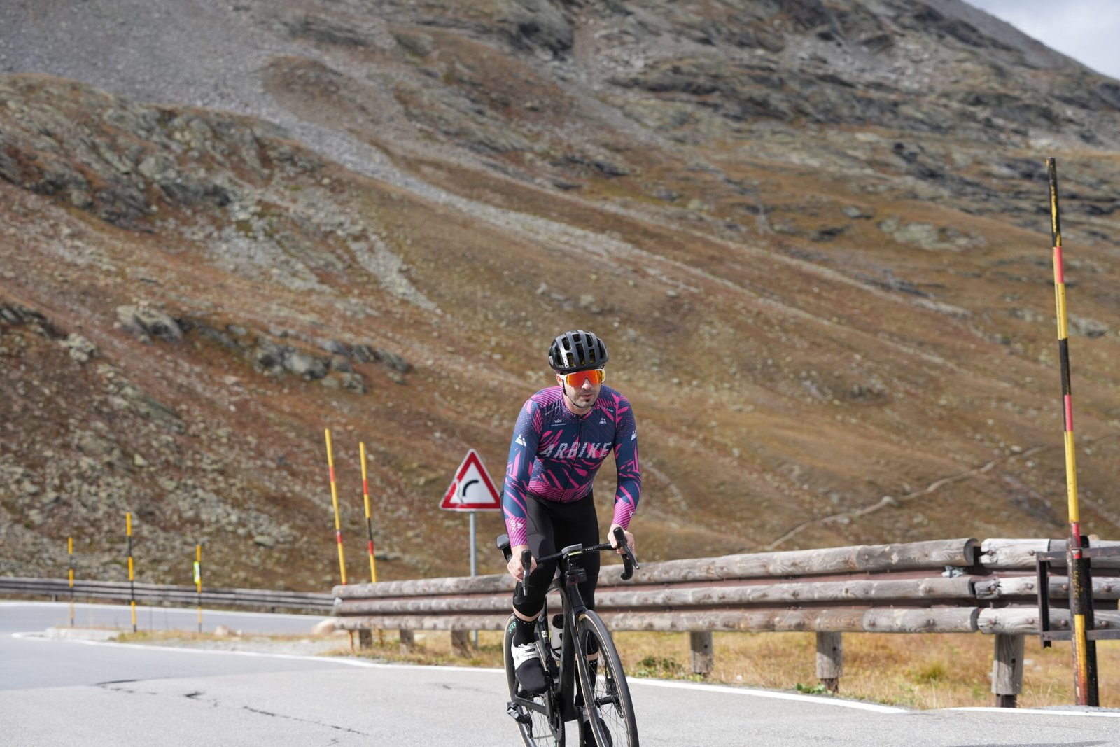 ciclista embajador Arbike subiendo el Stelvio – ropa de ciclismo Ambassador Series testada en condiciones reales