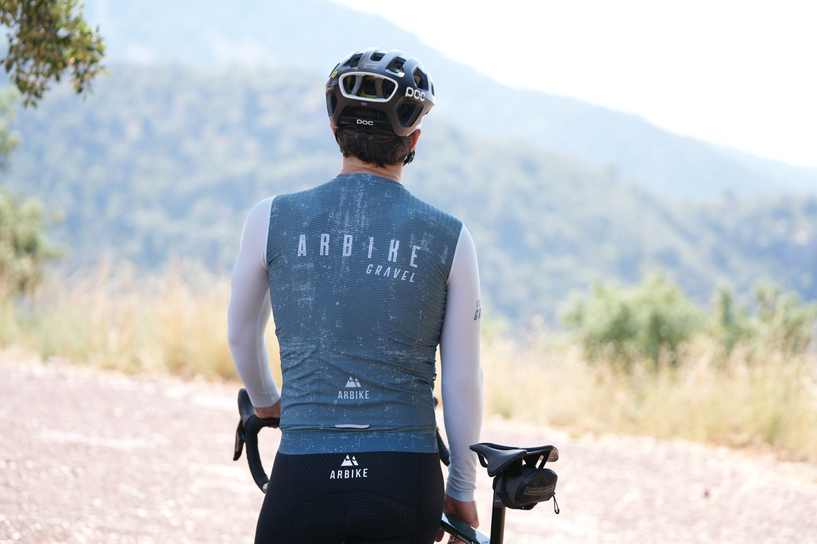 detalle del maillot Arbike Squadra Gravel FW – diseño técnico para rutas gravel