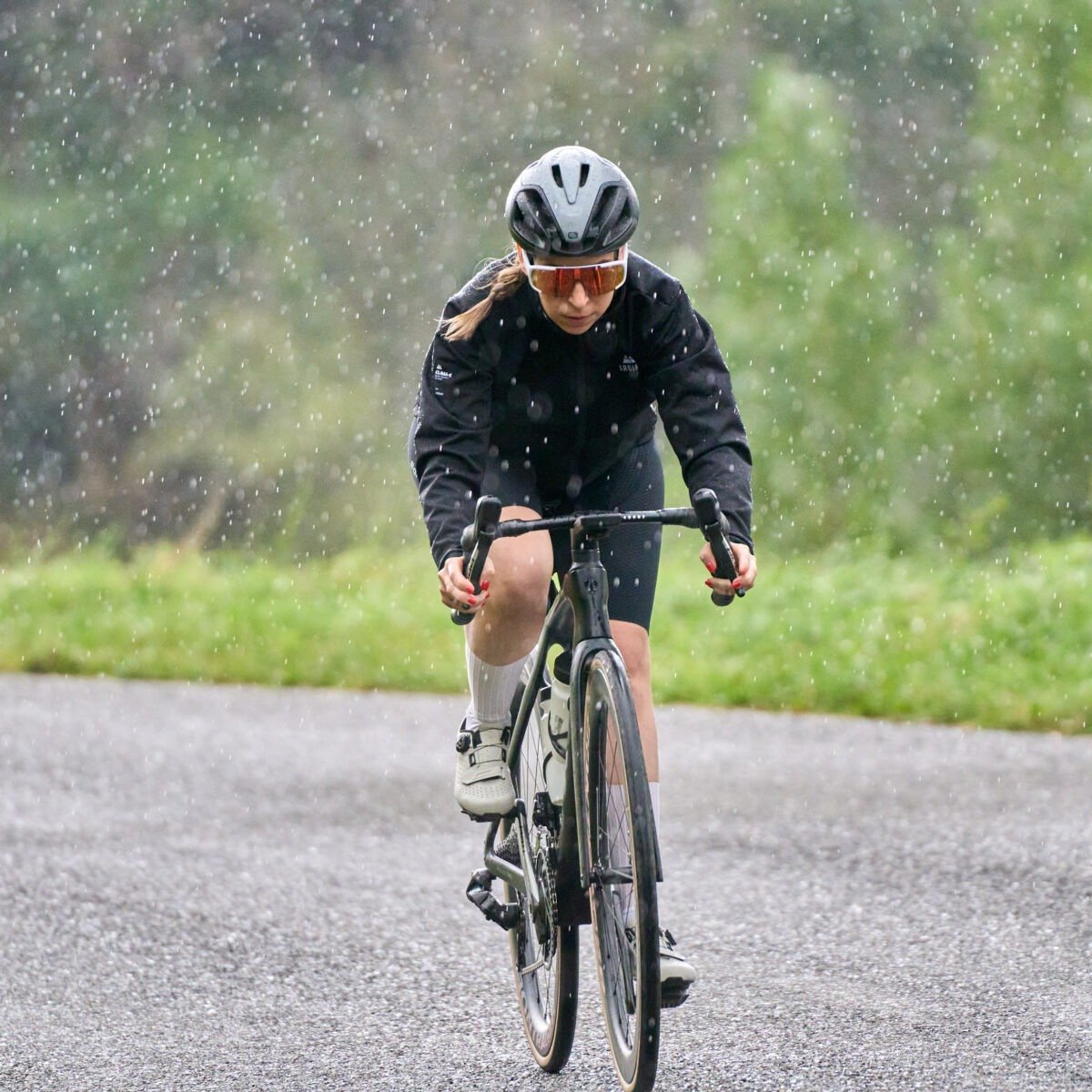 ciclista con chaqueta impermeable de ciclismo Arbike Storm X – protección contra lluvia y viento