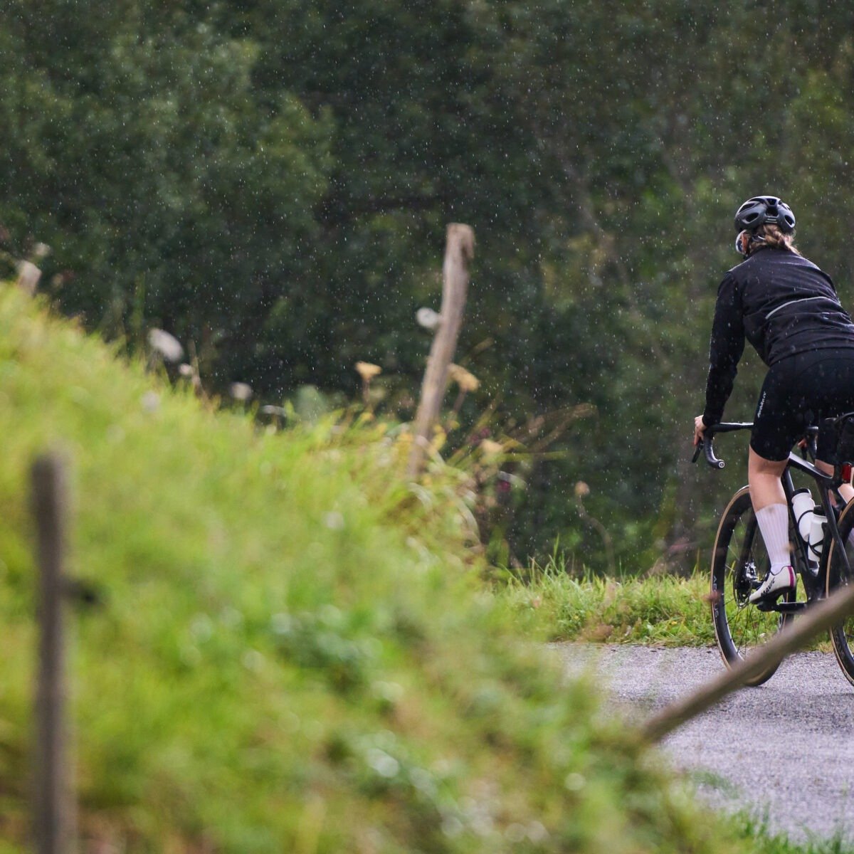 ciclista con chaqueta Arbike Storm X – prenda cortaviento e impermeable para ciclismo