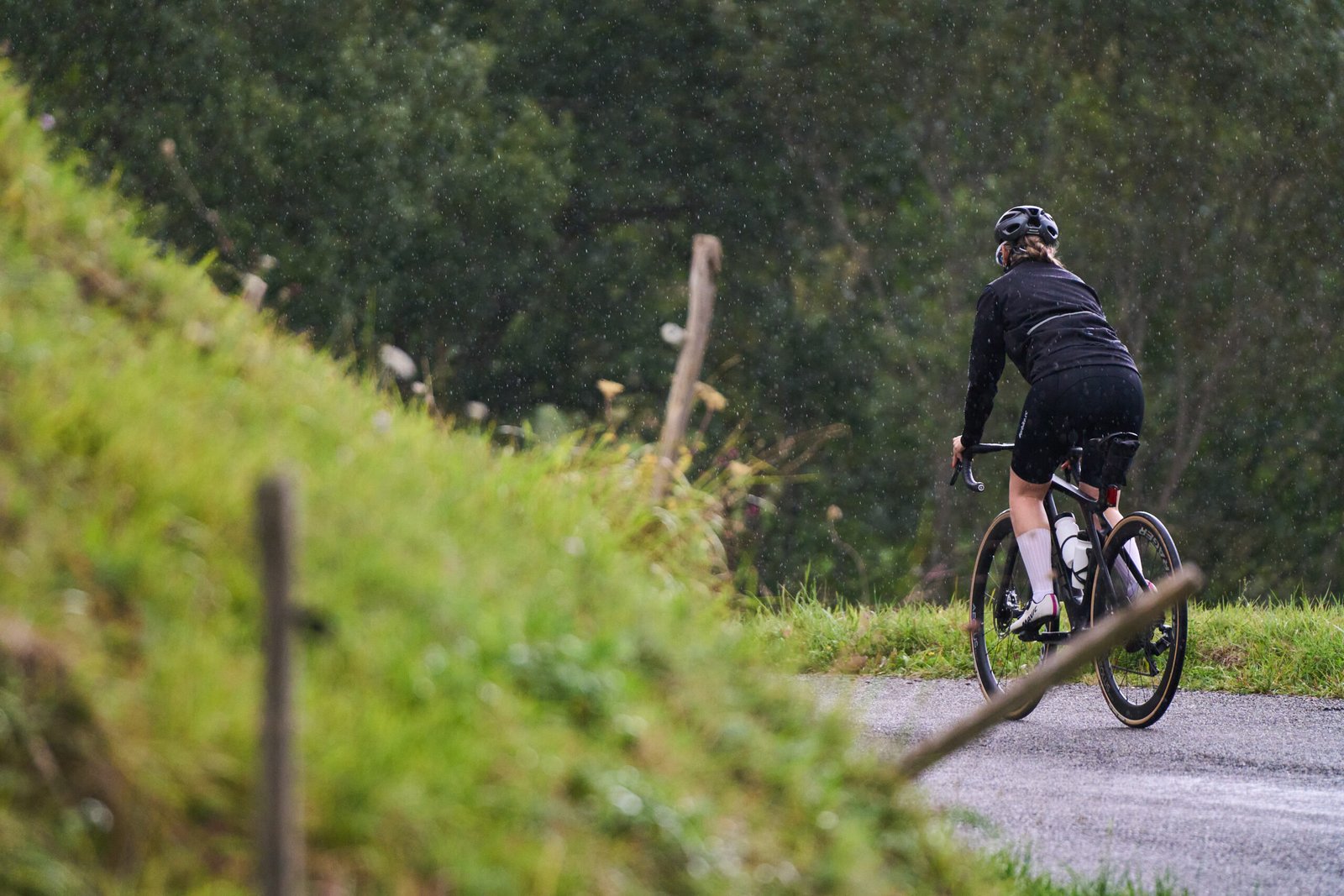 ciclista con chaqueta Arbike Storm X – prenda cortaviento e impermeable para ciclismo