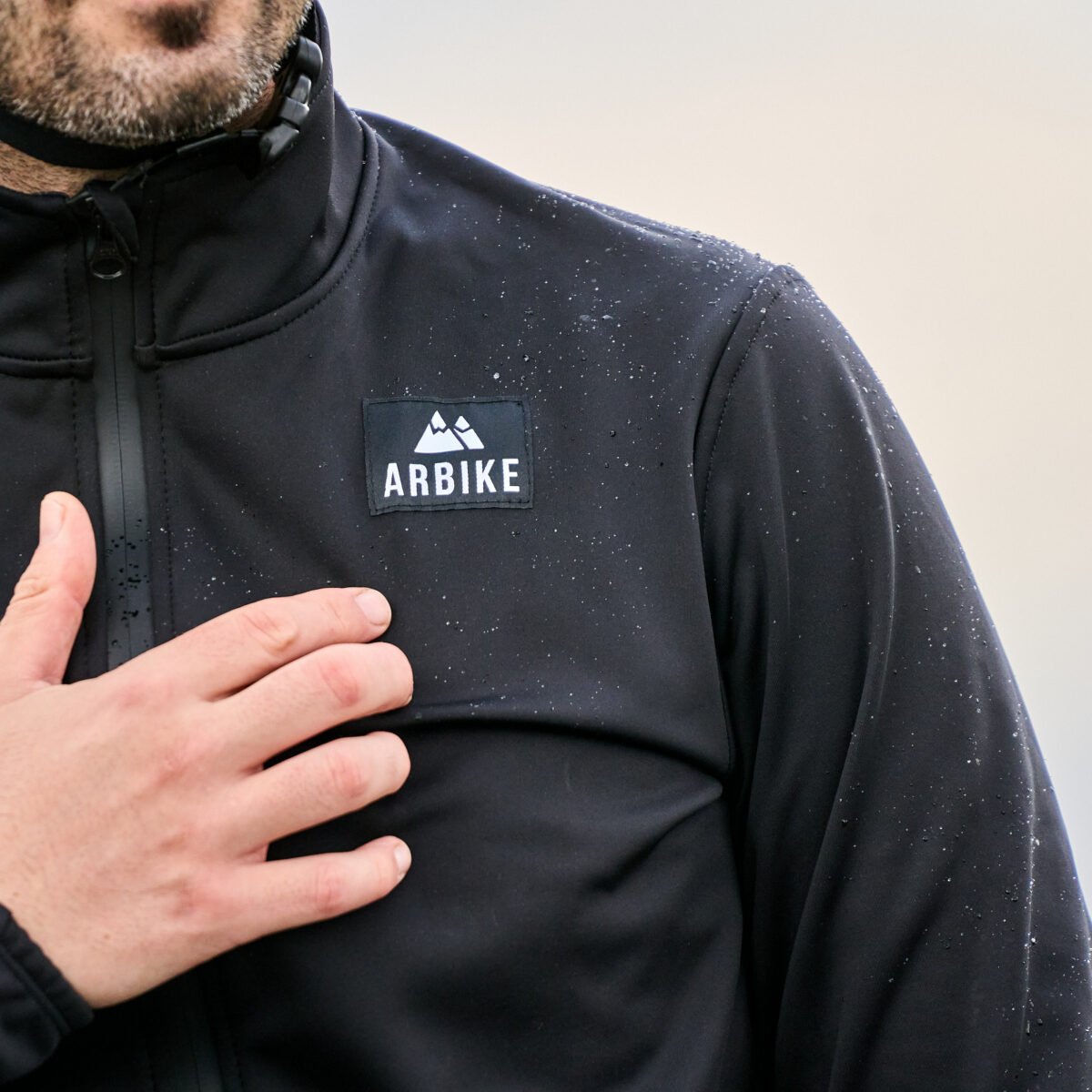 detalle del tejido técnico impermeable y transpirable de la chaqueta Arbike Storm X