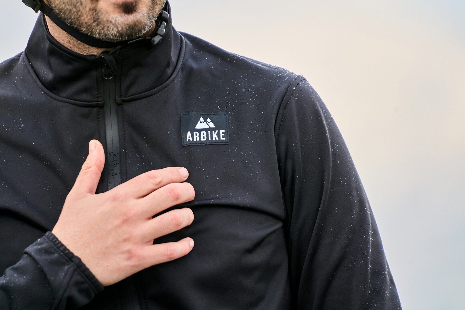 detalle del tejido técnico impermeable y transpirable de la chaqueta Arbike Storm X